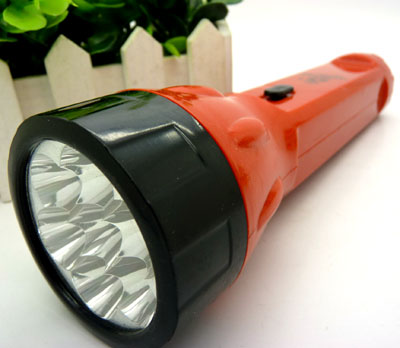 强光实用塑料手电筒 充电手电筒 远射 迷你 家用----207手电