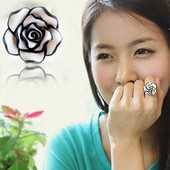 日韩国饰品批发 时尚简约时尚 黑白色玫瑰花朵戒指 指环女