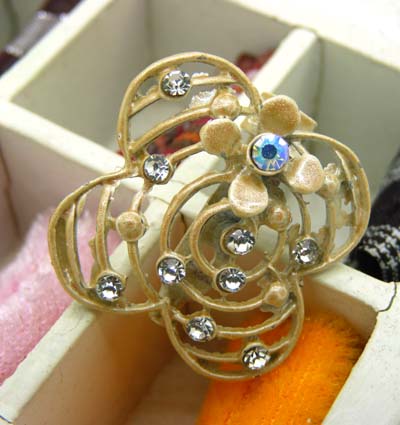 高档四页草胸针女水晶胸花水钻别针