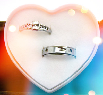 韩国情侣款韩版潮人女男士银色钛钢戒指 生日礼物盒装 潮流指环	