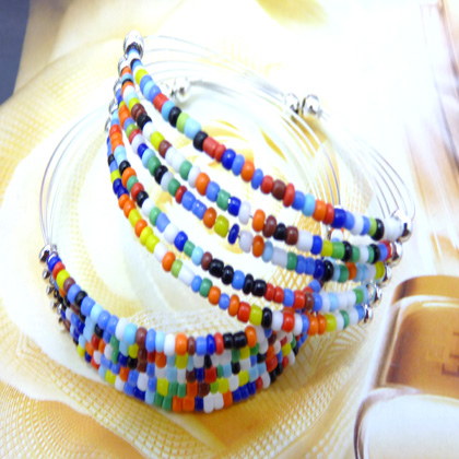 款七彩米粒手镯	