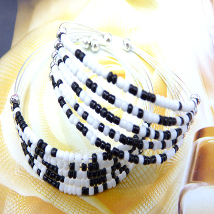 款黑白米粒手镯	