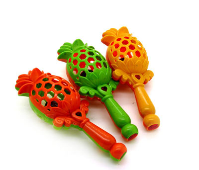 宝宝玩具小摇铃 安全无毒环保塑料 -菠萝摇铃831