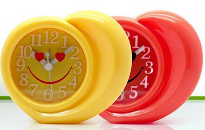 懒人用品 居家必备 心形设计闹钟 礼物 办公用小时钟
